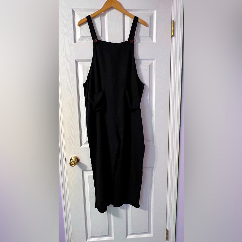 Black overall jumpsuit with pockets
